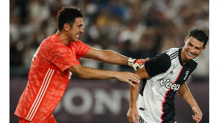 Buffon saluda al récord CR7