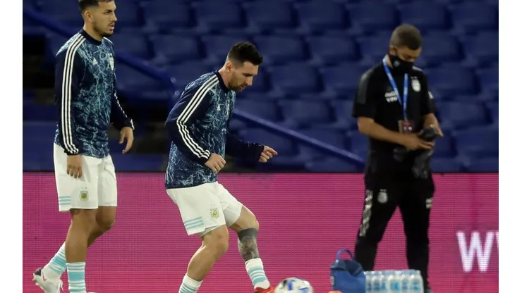 Lionel Messi y Leandro Paredes juntos en la selección de Argentina.
