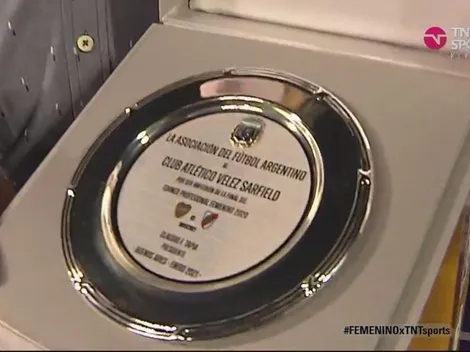 AFA entrega plaqueta a Vélez con faltas de ortografía