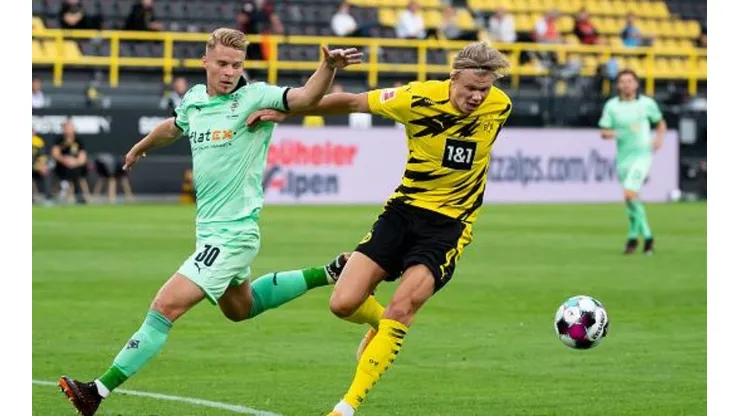 Haaland quiere repetir la historia. La última vez que se enfrentaron el noruego le marcó dos tantos al M'Gladbach.