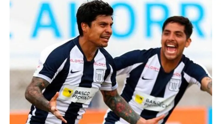 El delantero aún no define su futuro en Perú.