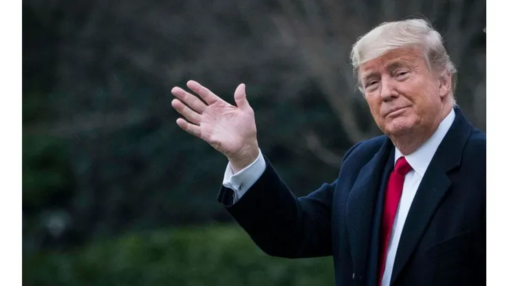 Donald Trump deja la presidencia al ritmo de YMCA