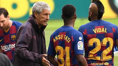 Quique Setién junto a Arturo Vidal en el Barcelona