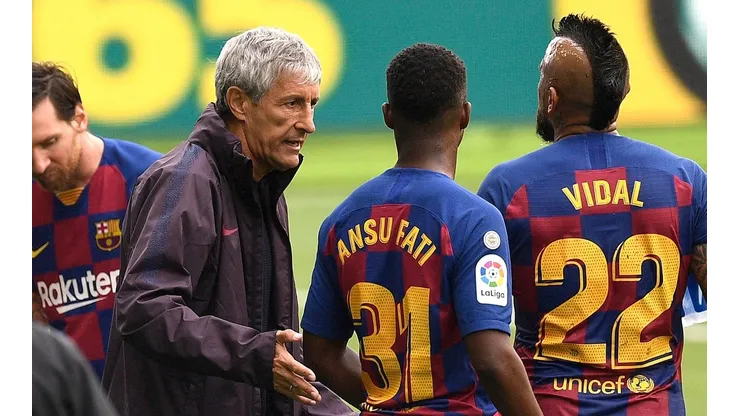 Quique Setién junto a Arturo Vidal en el Barcelona