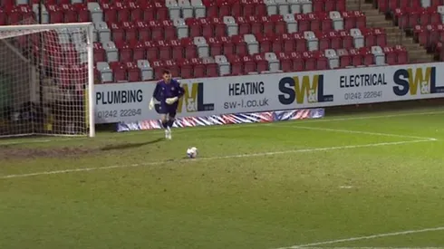 Tom King golpea el balón desde propio arco