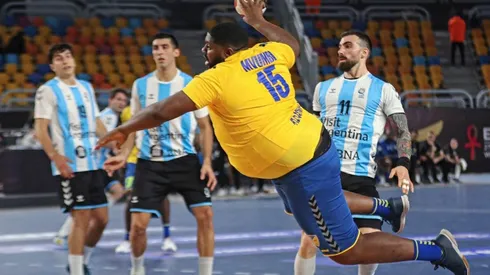 Mvumbi por los aires antes de marcar una anotación