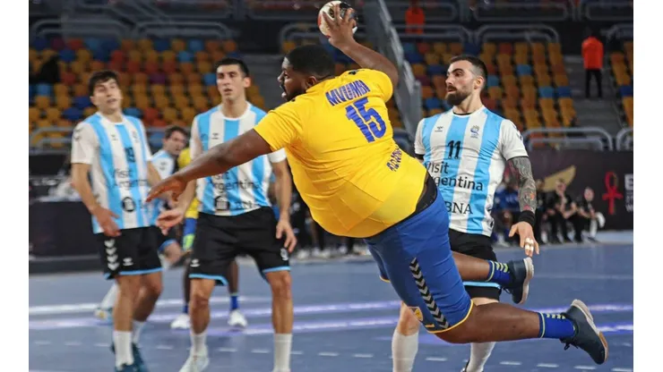 Mvumbi por los aires antes de marcar una anotación