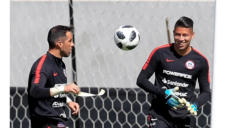 Claudio Bravo se abre a volver a Colo Colo y podría toparse con Brayan Cortés