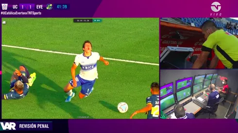 Héctor Jona fue al VAR y desestimó un penal cobrado para la Católica.