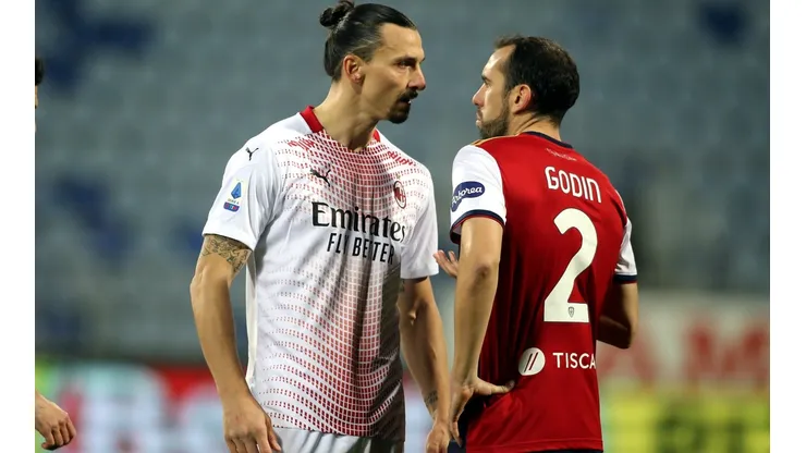 Zlatan Ibrahimovic se cruzó con Diego Godín en el triunfo del Milan.