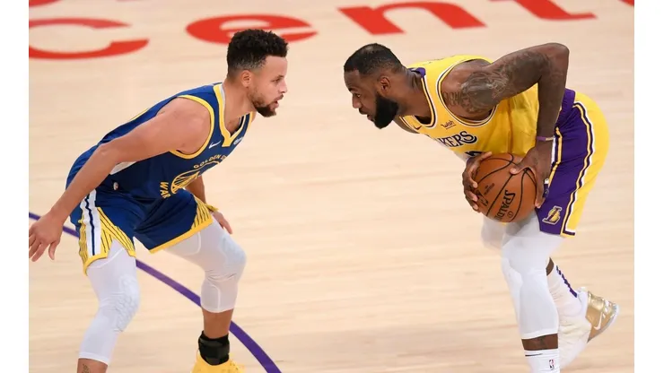 LeBron James no pudo ante Stephen Curry y los Warriors.