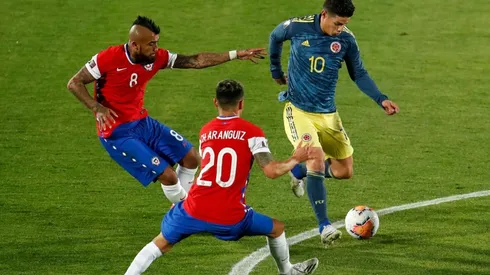 James Rodríguez ante Arturo Vidal y Charles Aránguiz