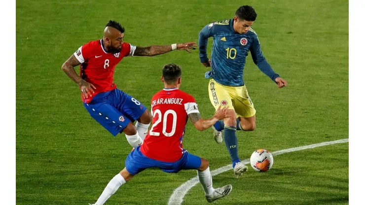 James Rodríguez ante Arturo Vidal y Charles Aránguiz