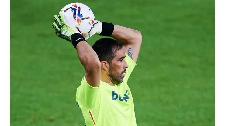Claudio Bravo en el arco del Betis