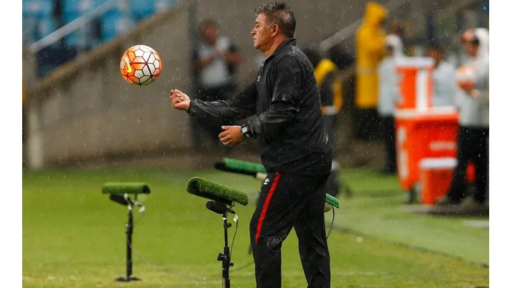 Claudio Borghi en el banco de LDU