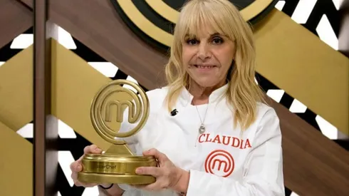 Claudia Villafañe levantando el trofeo de ganadora en Master Chef