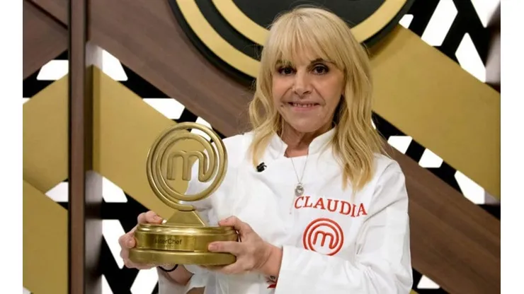 Claudia Villafañe levantando el trofeo de ganadora en Master Chef