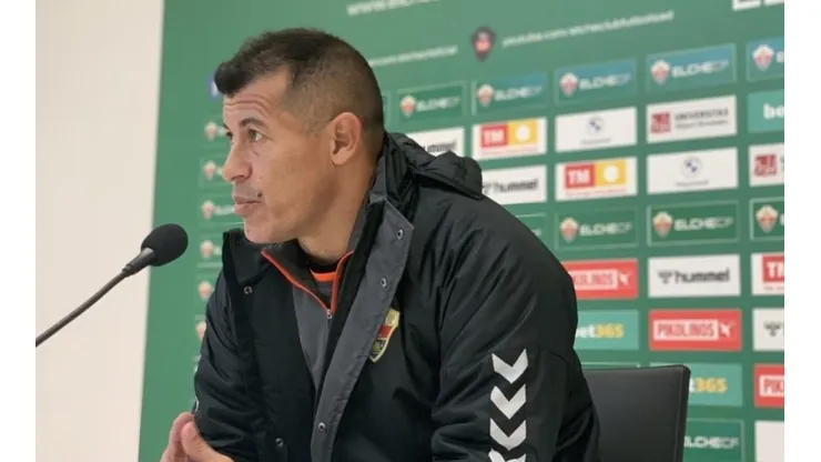 Almirón llegó dos horas tarde a la conferencia