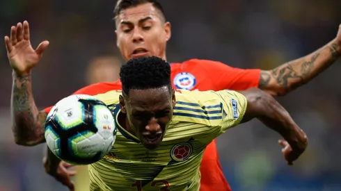 Yerry Mina ante Eduardo Vargas en la Copa América 2019