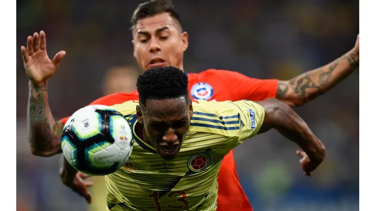 Yerry Mina ante Eduardo Vargas en la Copa América 2019