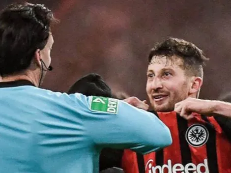 Novedoso: capitán del Eintracht le pidió la camiseta al árbitro