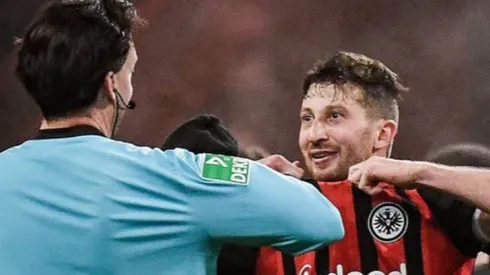 Abraham le ofrece su camiseta al árbitro del partido