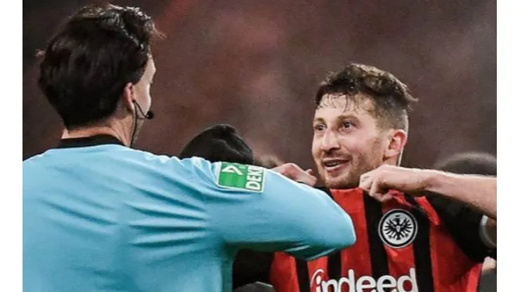 Abraham le ofrece su camiseta al árbitro del partido