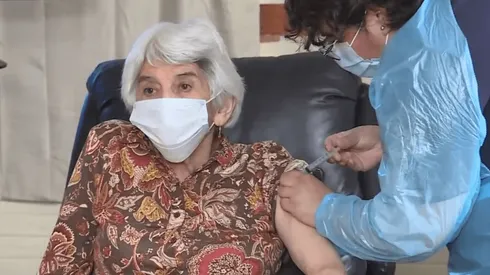 Primera adulta mayor vacunada