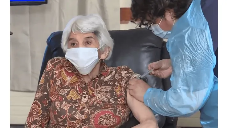 Primera adulta mayor vacunada