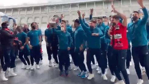 Athletic celebrando en el aeropuerto junto a sus hinchas