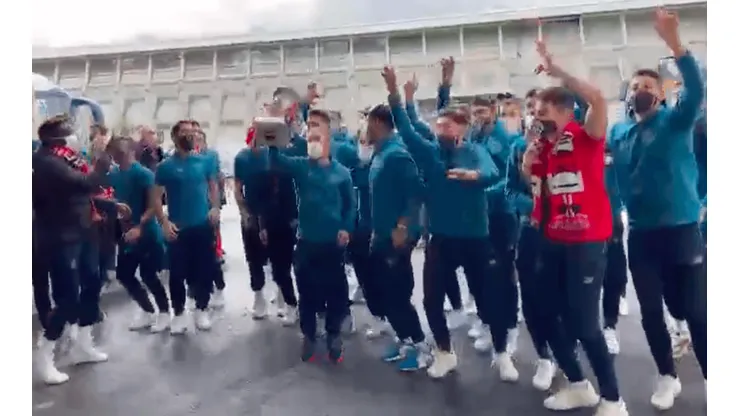 Athletic celebrando en el aeropuerto junto a sus hinchas