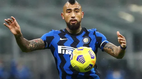 El volante chileno es titular.