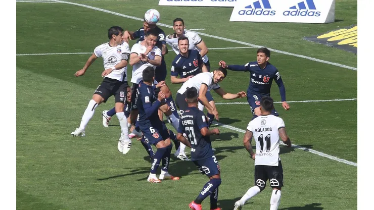 Colo Colo y Universidad de Chile se enfrentan en una nueva edición del Superclásico del fútbol chileno en el Estadio Monumental.