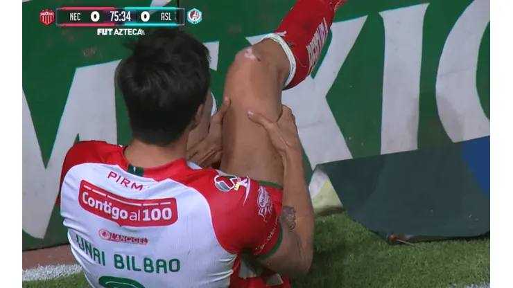 Unai Bilbao sufrió un profundo corte en la rodilla durante el partido de Necaxa.