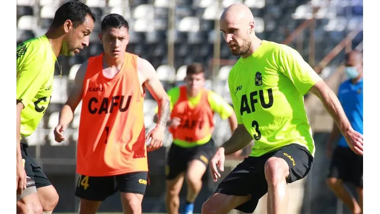 Coquimbo sorprende a espía de Defensa y Justicia grabando el entrenamiento.