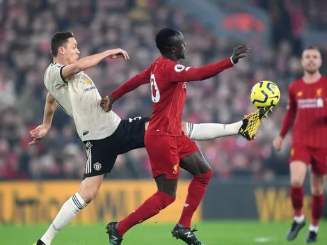 Liverpool y Manchester United chocan en un clásico por la cima de la Premier