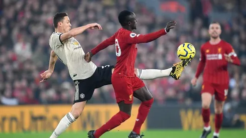 Liverpool y Manchester United se juegan el liderato del torneo inglés.