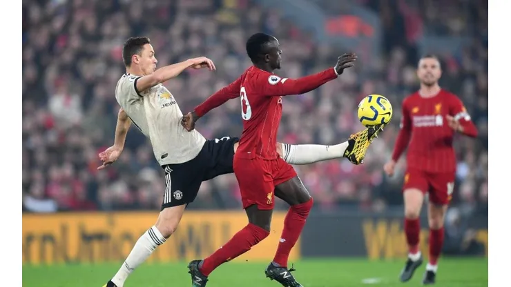 Liverpool y Manchester United se juegan el liderato del torneo inglés.