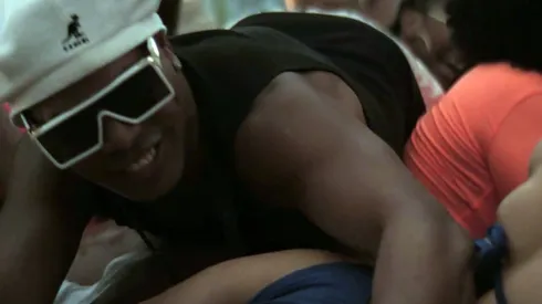 Ronaldinho es protagonista de un deshinibido video musical en Brasil