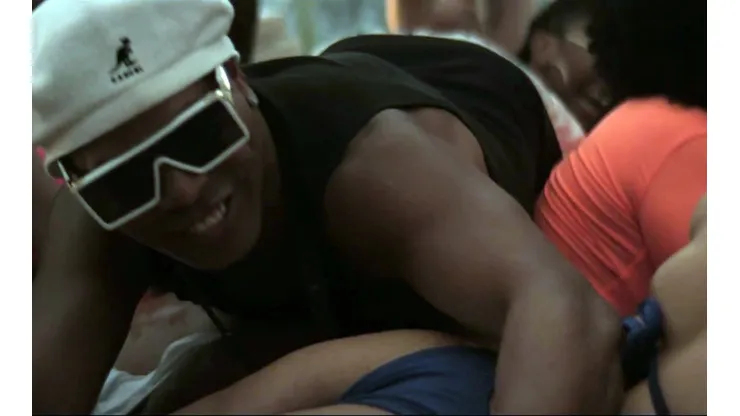 Ronaldinho es protagonista de un deshinibido video musical en Brasil