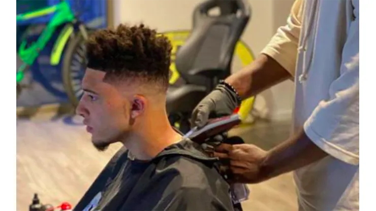 Jadon Sancho, del Borussia Dortmund, con un peluquero en plena pandemia