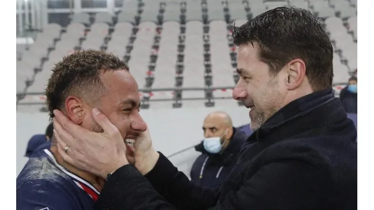 Pochettino celebrando la Supercopa de Francia junto con Neymar.