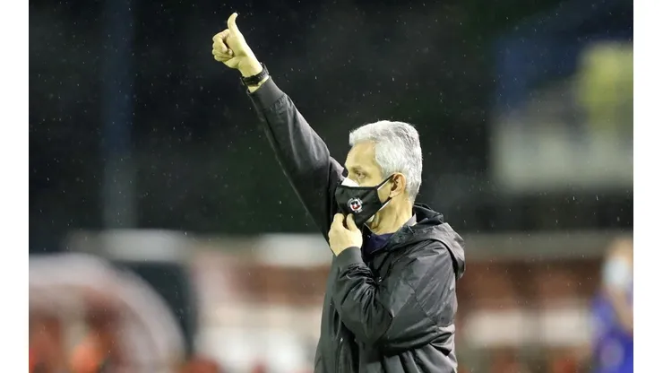 Reinaldo Rueda en la banca de la selección chilena