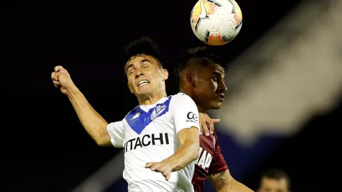 Pablo Galdames disputa el balón con Pepe Sand