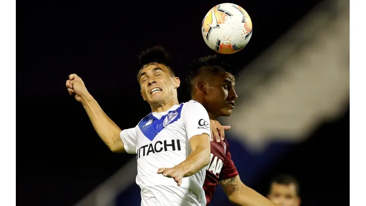 Pablo Galdames disputa el balón con Pepe Sand