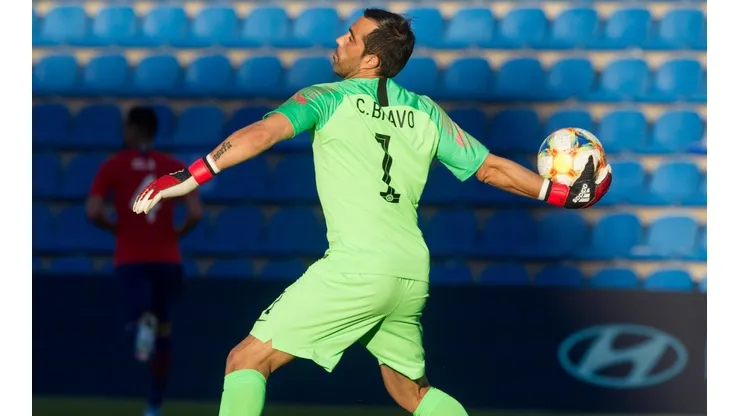 Claudio Bravo elegido dentro de los mejores arqueros de la década