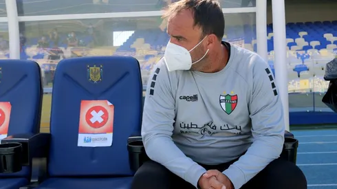 José Luis Sierra en la banca de Palestino