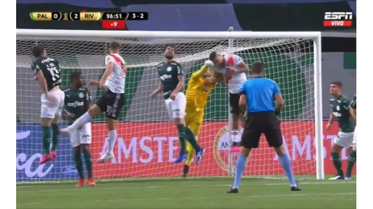 Puñetazo de Weverton a Paulo Díaz