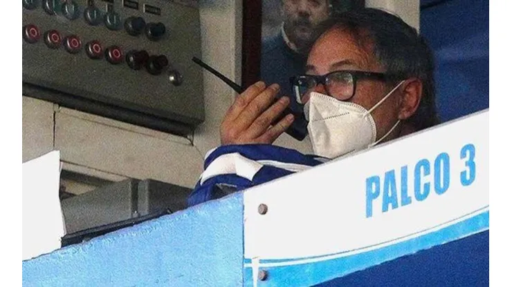 Ariel Holan con una radio en la manos