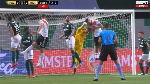 Paulo Díaz se llevó un golpe de puños de parte de Weverton que no fue sancionado como penal en la definición entre River Plate y Palmeiras